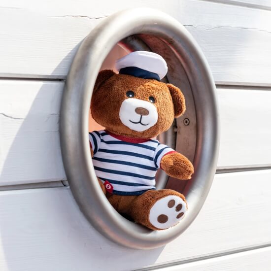 Teddybär mit gestreiftem T-Shirt
