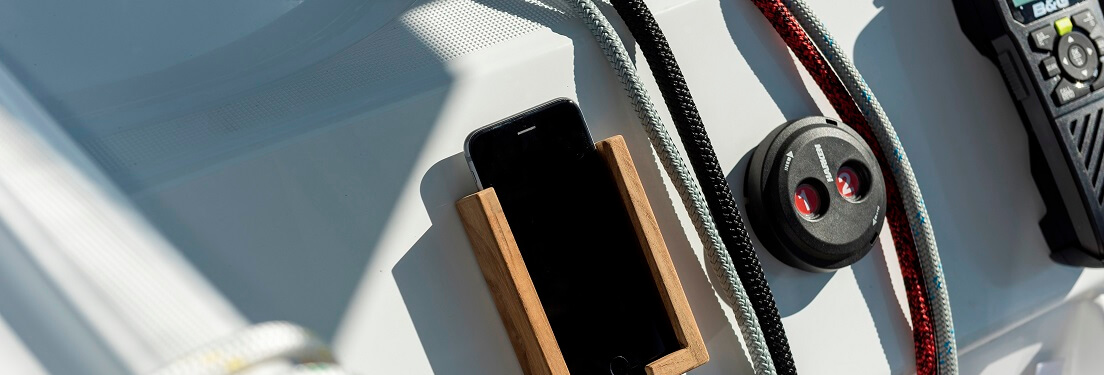 Teak iPhone houder
