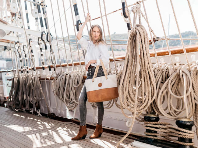 Sustainable bag from 727 Sailbags, made from 100% recycled sail, with a nautical design.