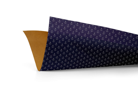 Geschenkpapier mit dunkelblauem Design und einem Muster aus kleinen weißen Ankern. Die Innenseite ist einfarbig braun.