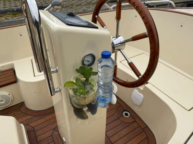 Sailsip: The smart stainless steel cup holder for boating