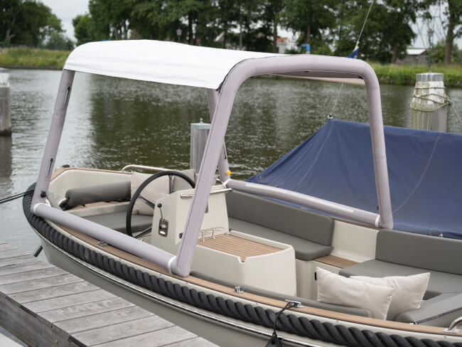 Sheltair Pearl op een Seafury sloep